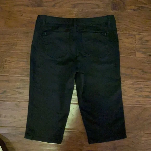 intro. Black Capri pants cropped short black stretch jeans comfort waist size 6‌ - Picture 8 of 10